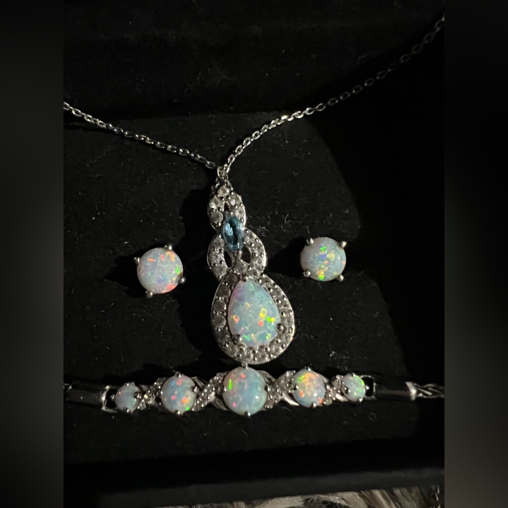 Beautiful opal set